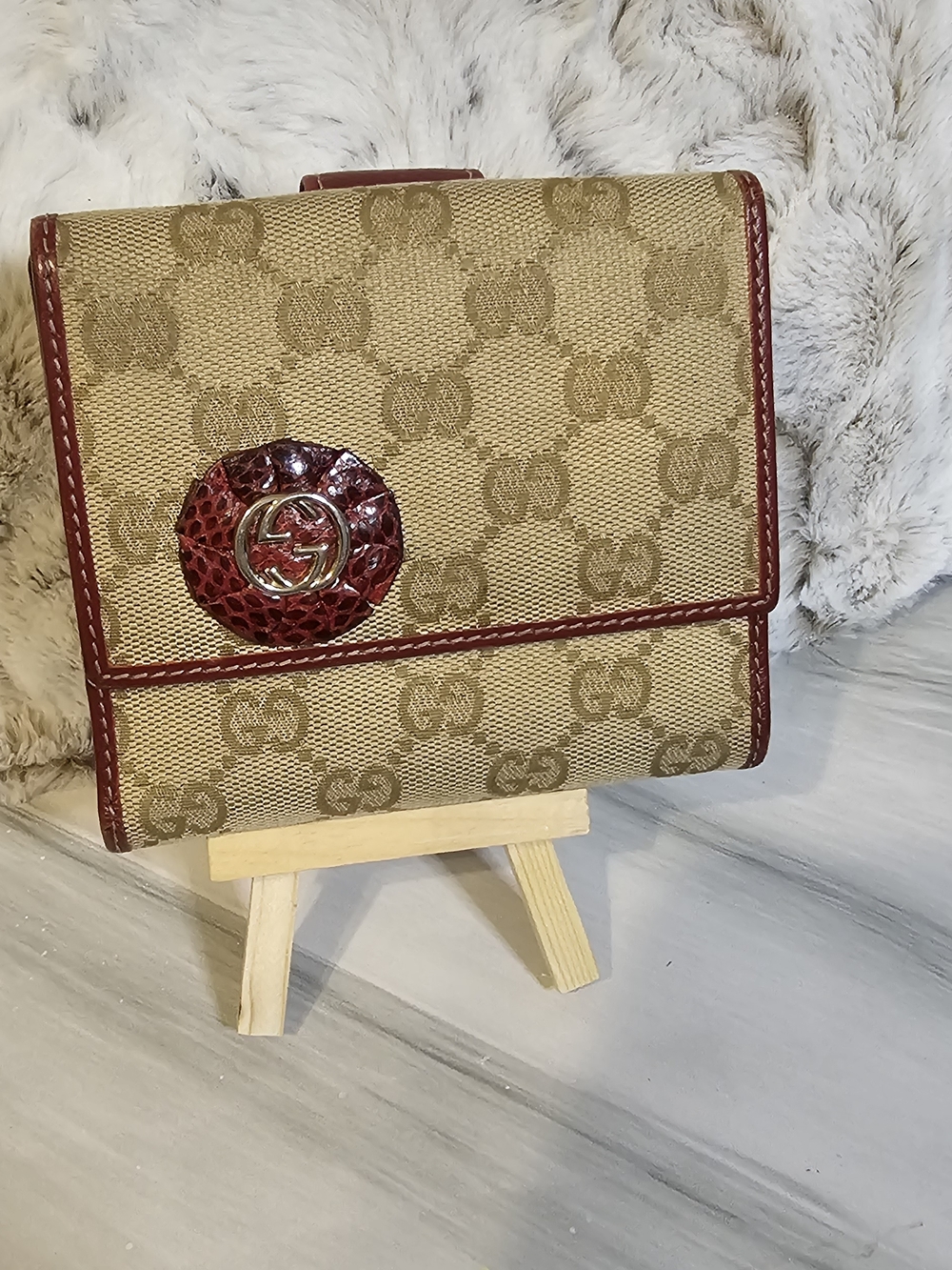 Gucci Beige Monogram Wallet with Burgundy Trim and Medallion - Picture 14 of 14